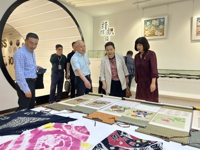 技術交流促發展，合作共贏譜新篇——新疆應用職業技術學院黨委書記陳梅蘭一行來訪我校調研紡織技術開發